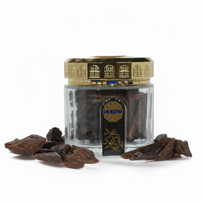 المنتج مع الأعواد على خلفية بيضاء