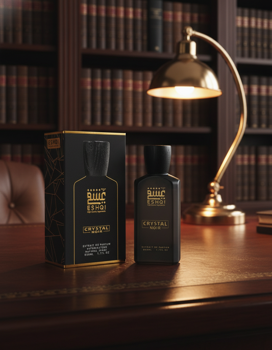 عطر Crystal Noir مع العلبة في غرفة فاخرة