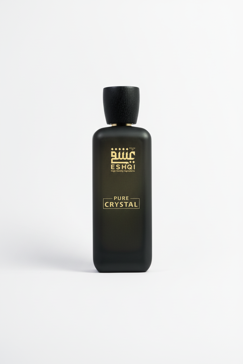 زجاجة Pure Crystal على خلفية بيضاء