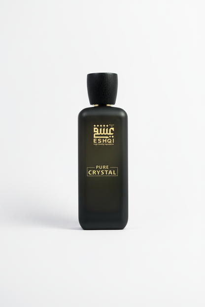 زجاجة Pure Crystal على خلفية بيضاء